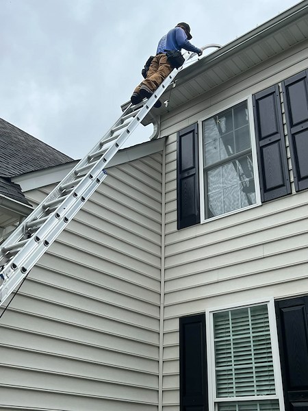 What Safety Risks Do Homeowners Face with DIY Holiday Light Installation in Richmond, VA?