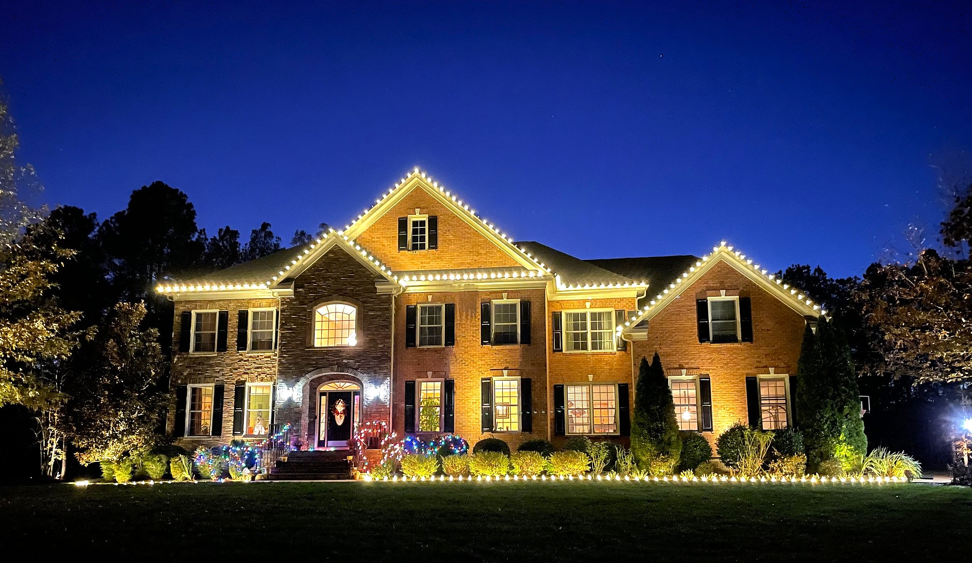 Advanced Power Cleaning: Short Pump’s Go-To Experts for Professional Holiday Lighting Installation